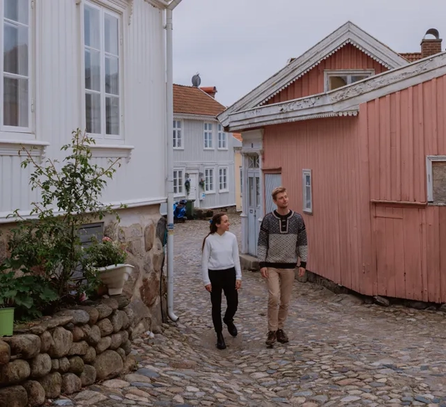 Två människor befinner sig i en skärgårdsmiljö.