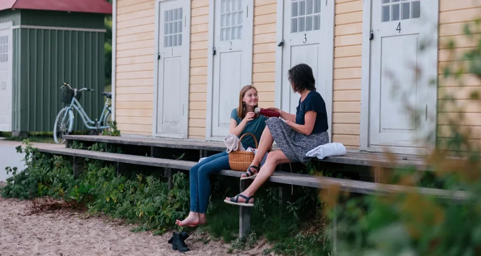 Kvinnor vid badhytterna i Hjo