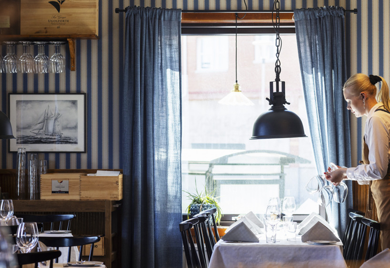 Interiörbilder från hotell i Lysekil – restaurangmiljö och havsnära utsikt.