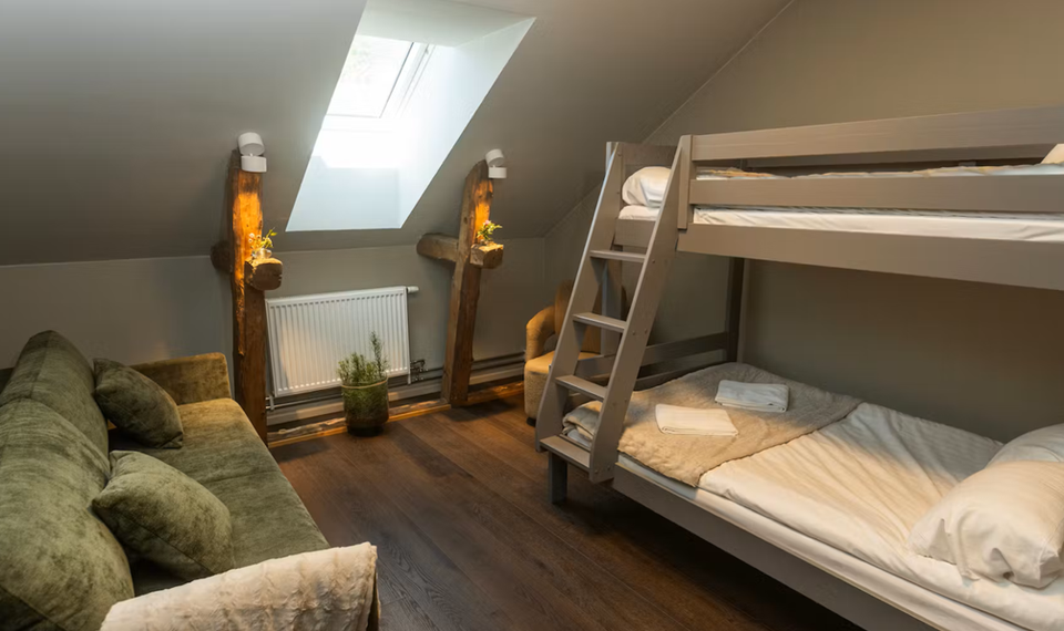 Rum med en våningssäng och soffa