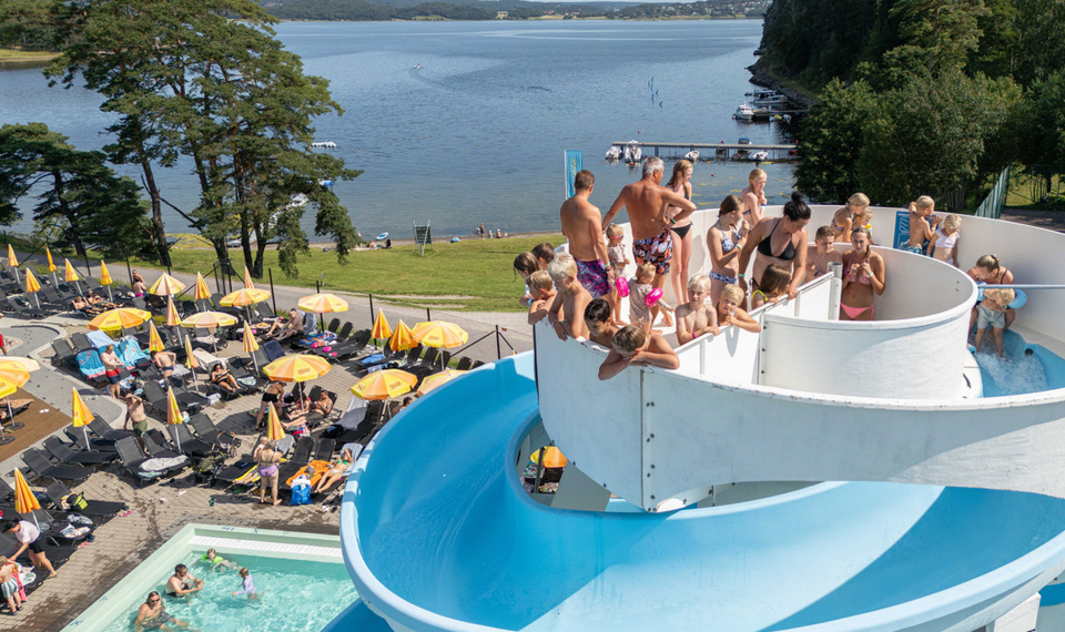 Campinggäster på hög höjd i rutschkanan på Hafsten Resort & Camping