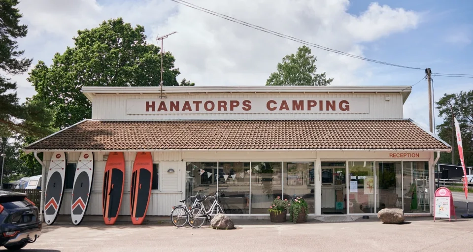 En butik med surfbrädor framför sig.