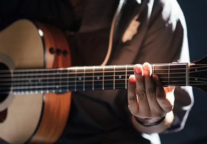 Någon som spelar akustisk gitarr