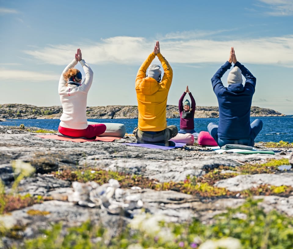 Utomhusyoga i Grönemad vid Kullgrens brygga