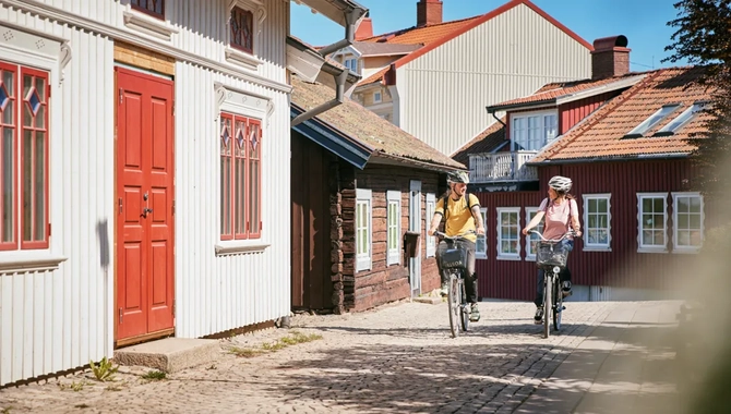 Två personer cyklar i Strömstad stad.