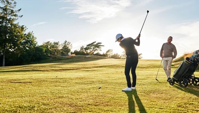 En man och en kvinna som spelar golf en solig dag.