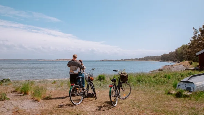 En man och en kvinna som står bredvid sina cyklar.