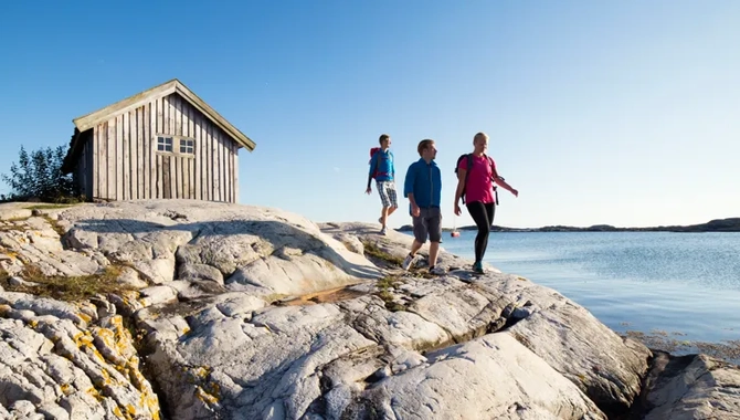 Havsnära vandring på Koster med en sjöbod i bakgrunden.