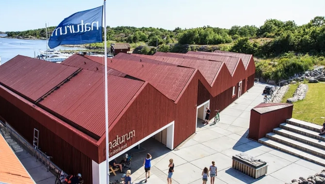 Byggnad som inrymmer naturum Kosterhavet, Framför entrén finns gräsyta och sittplatser och baksidan är mot havet.