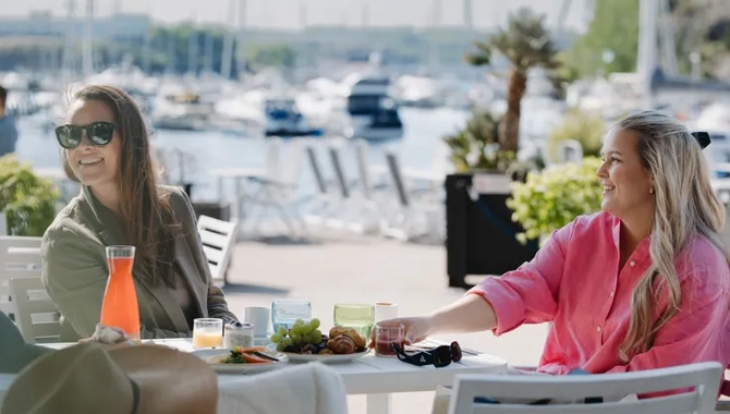 Några kvinnor som sitter vid ett bord bredvid varandra.