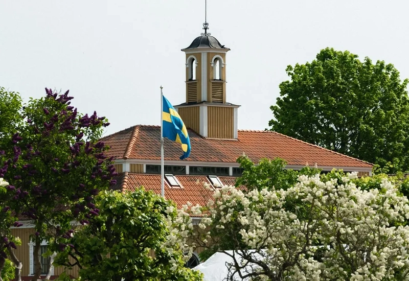 En byggnad med en flagga på.