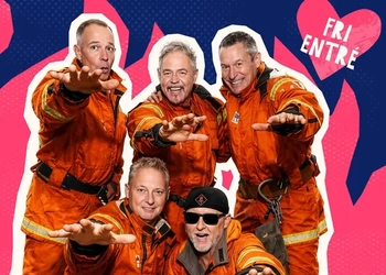 En grupp män klädda i orange pekar mot kameran.