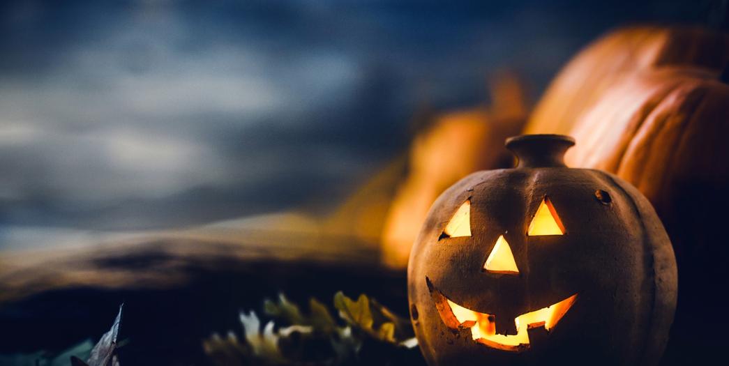 en halloweenlykta i ett mörkt fält. närbild.