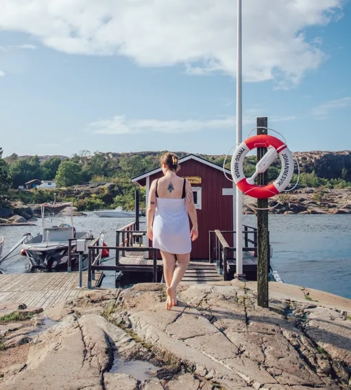 Kvinnor som badar i havet.