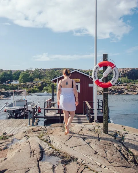 Kvinnor som badar i havet.