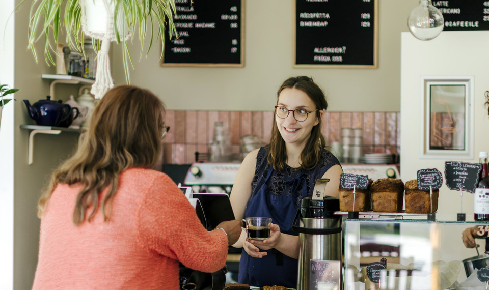 Människor inne på ett kafé.