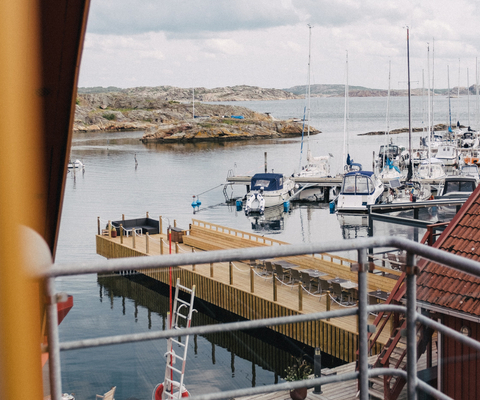Utsikt från balkong över hamnen vid Björholmen Hotell & Restaurang