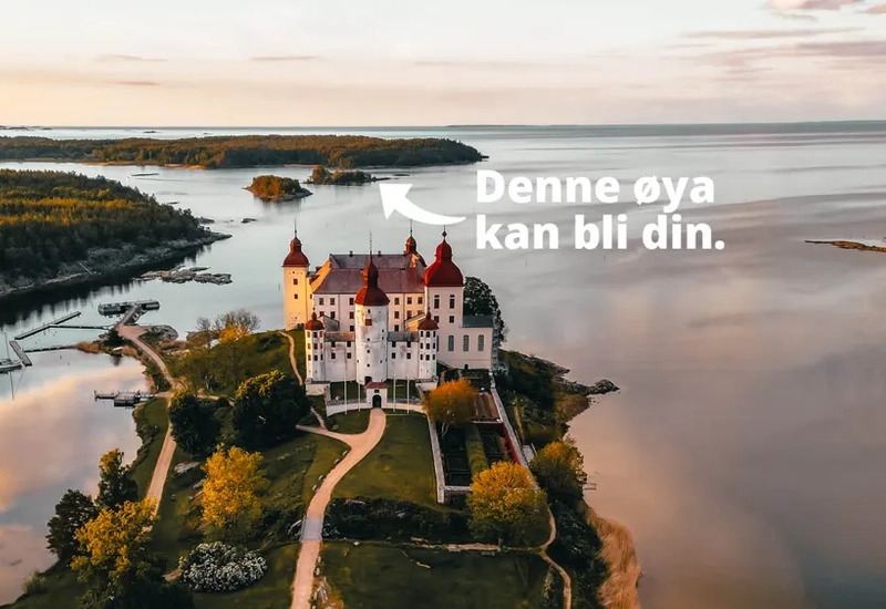 En flygbild av ett slott mitt i en sjö.