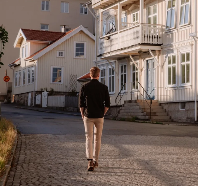 Två människor befinner sig i en skärgårdsmiljö.