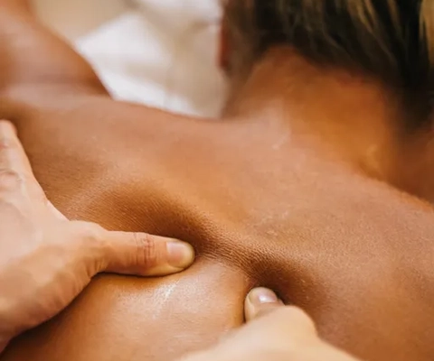 Eine Frau, die in einem Spa eine Rückenmassage erhält.