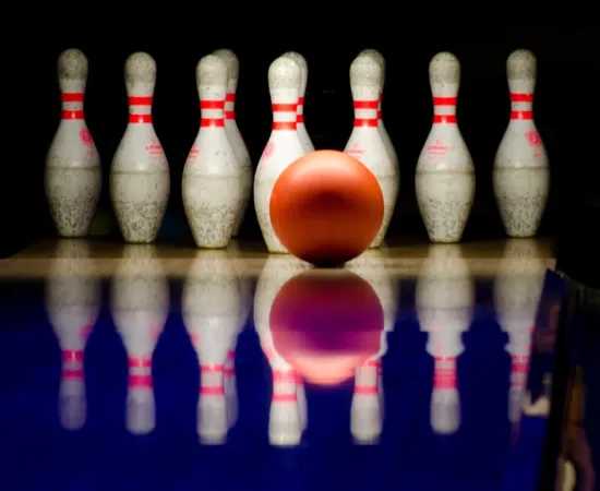 Ett bowlingklot och några käglor.