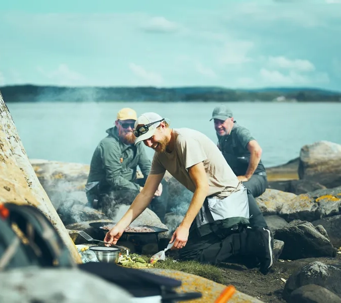 En grupp människor som sitter runt en lägereld.