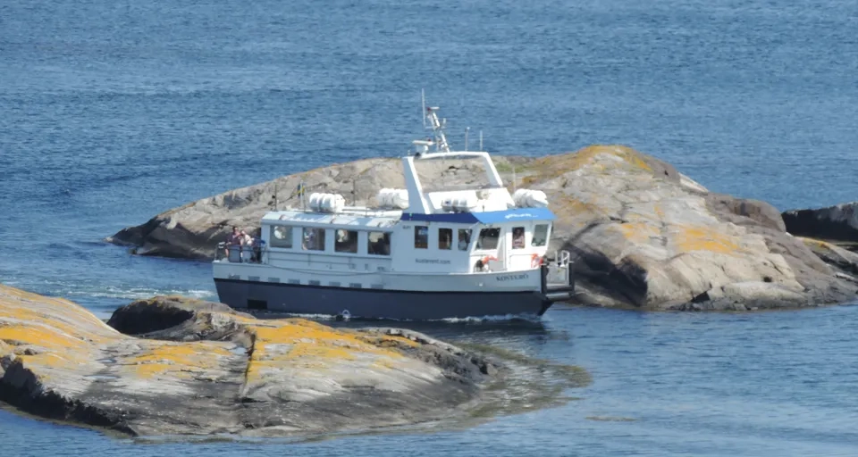 Båt på väg in i hamnen vid Ursholmen