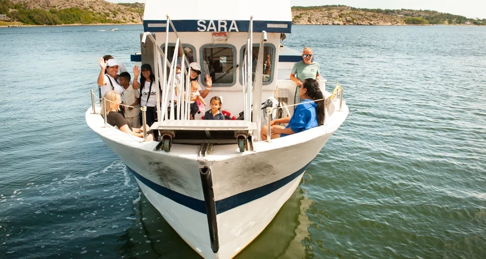 Turbåt angör trädgården Alaska