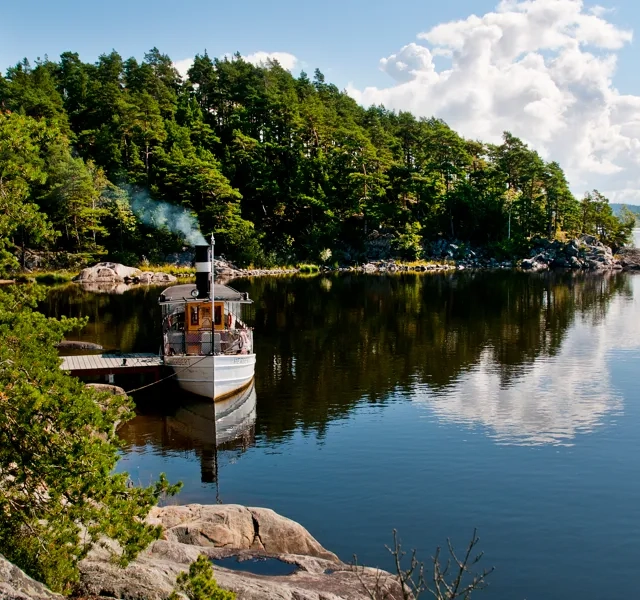 Ångbåten Herbert vid brygga, sommartid