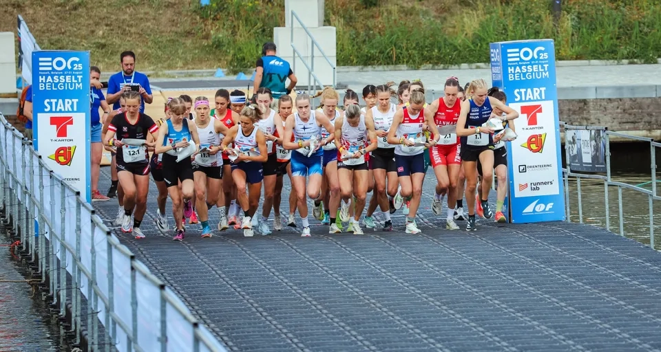 Världscup i orientering. _x000D_
Starten för damer som påbörjar ett lopp över en bro.