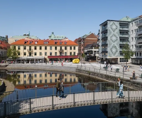 Eine Brücke, die über einen Fluss in einer Stadt führt.