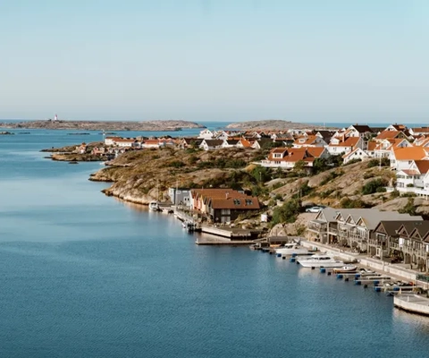 Ett vattendrag med en massa hus på.