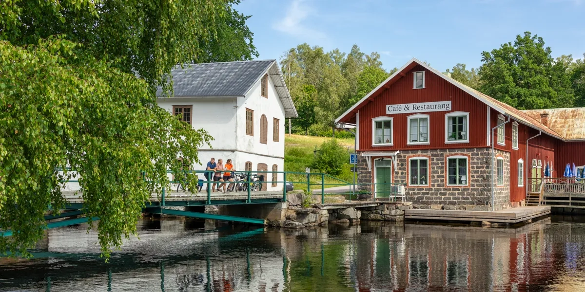 Cyklister vid Gustavsfors Bruk.