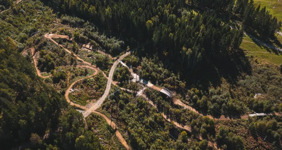 Cykelanläggning fångad ovanifrån med hjälp av drönare.
