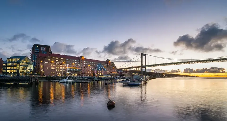 Vy från vattnet mot Quality Hotel Waterfront