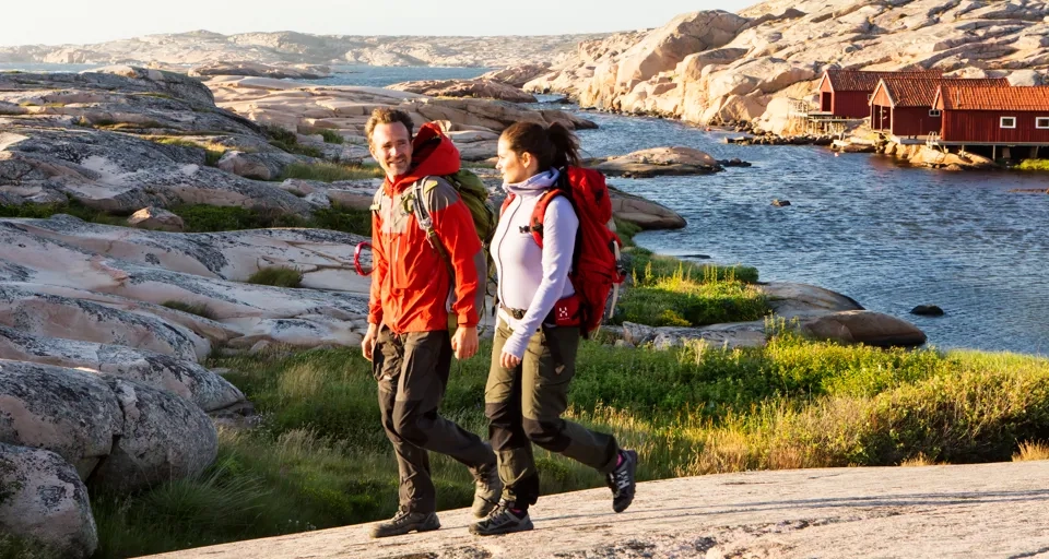 Par vandrar utmed kusten