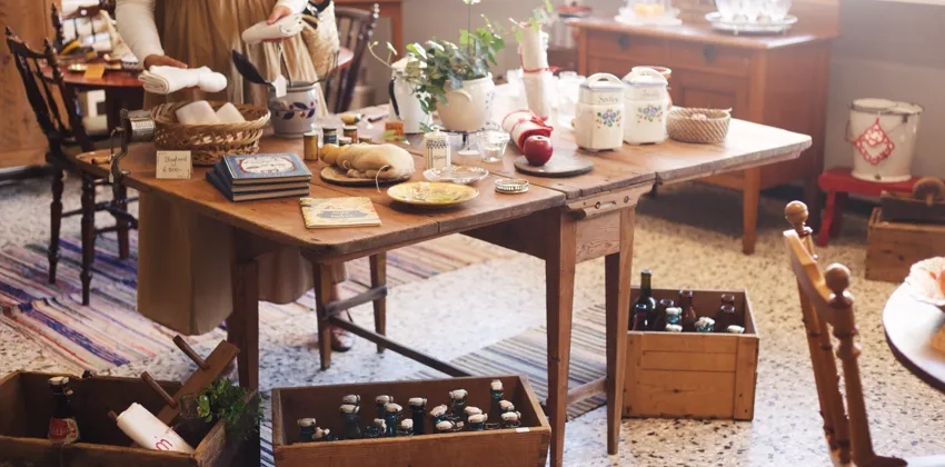 Bord med gamla prylar.