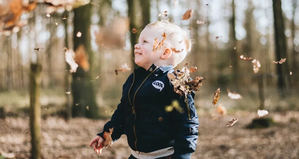 ung pojke som leker ute.