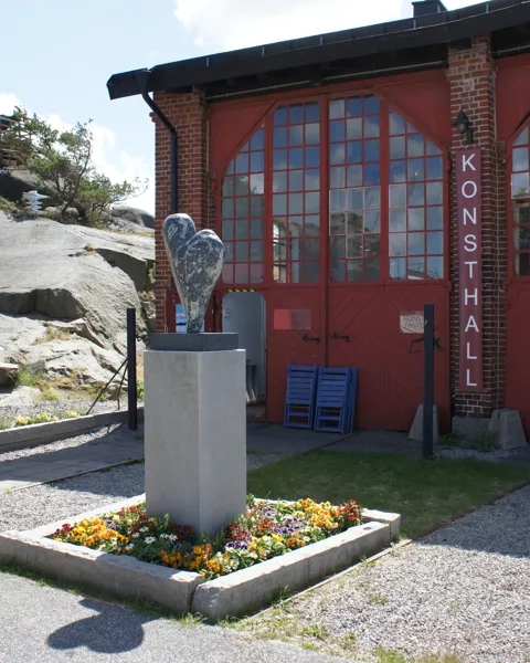 Utsidan av konsthallen Lokstallet med flera skulpturer utanför byggnaden.