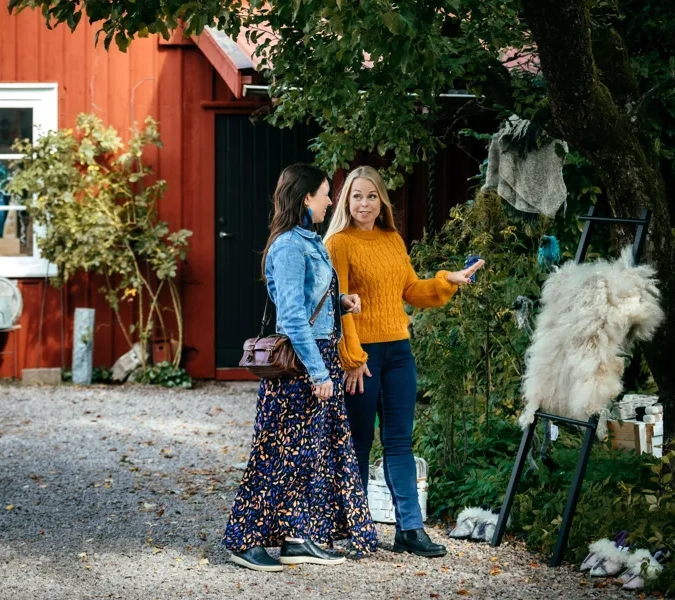 Människor på konstrunda.