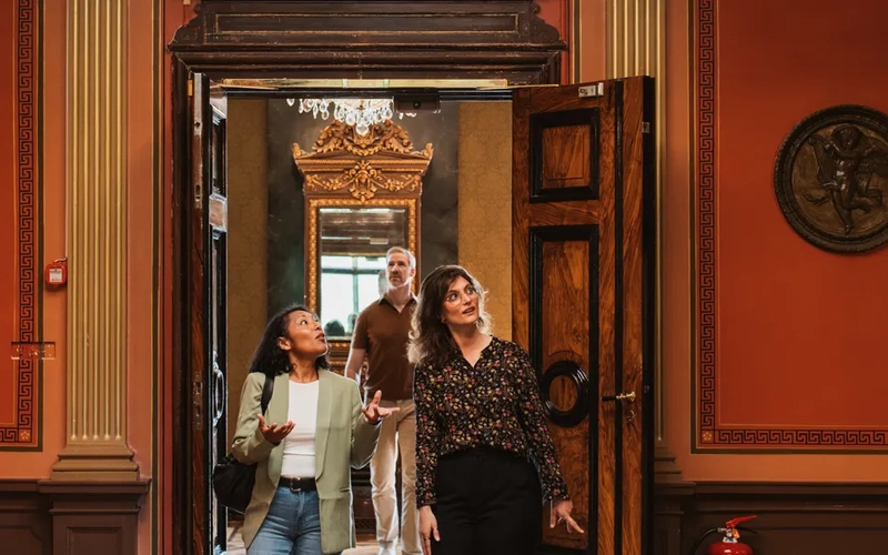 En grupp människor som går in i en byggnad.