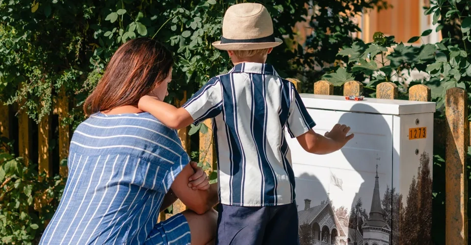 Person som skannar en qr-kod på ett elskåp.