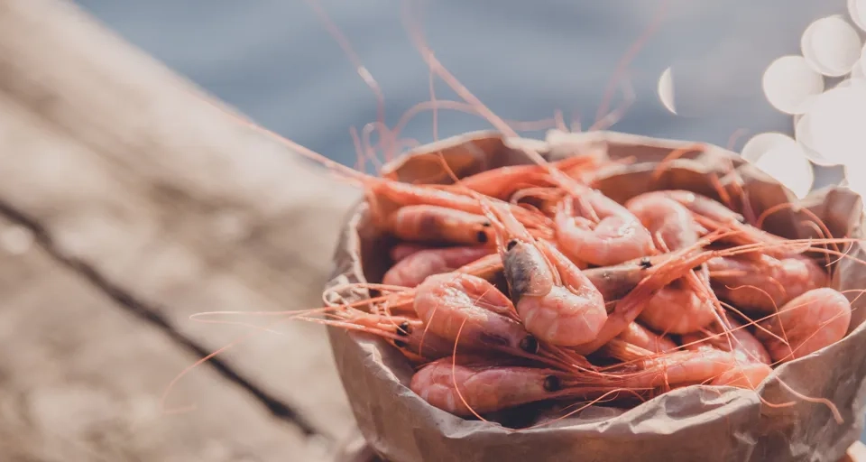 En påse full med räkor.