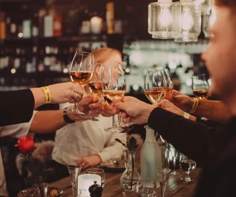 En grupp människor som skålar med vinglas.