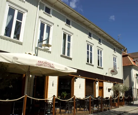 En rad byggnader på en gata i en stad.