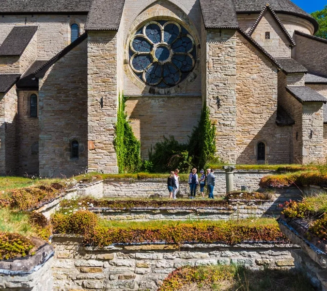 En stor stenkyrka med ett stort fönster.