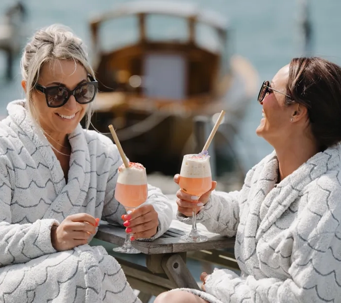 Väninnor umgås och skålar.