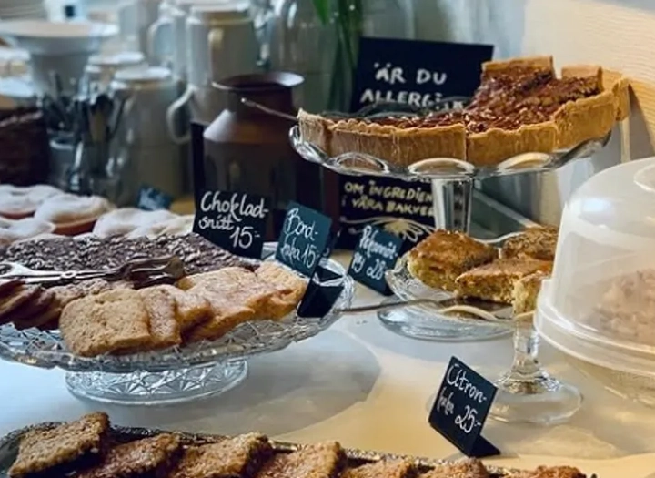 Ett bord fyllt med massor av desserter och bakverk.