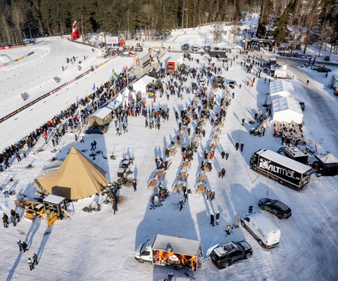 En folkmassa som står runt en skidstadio.