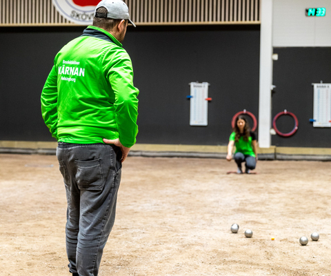 En man och en kvinna spelar boule.
